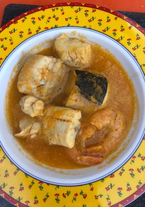 Una foto de Caldo de rape con merluza y Gambones