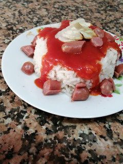 Una foto de Arroz a la cubana con salchichas