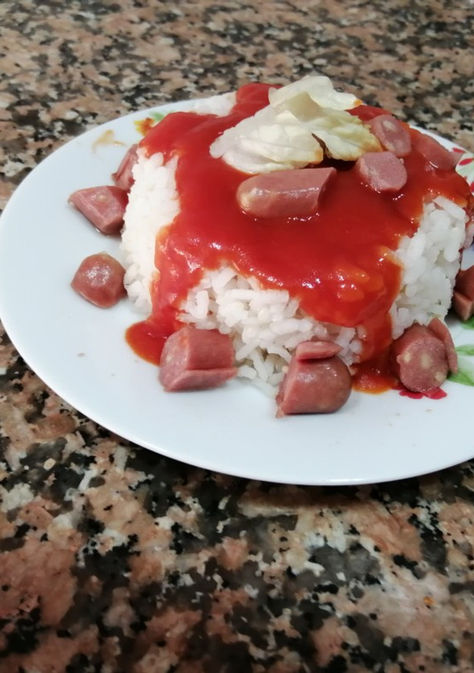 Una foto de Arroz a la cubana con salchichas