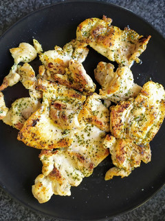 Una foto de Filetes de pollo de contramuslo a la plancha