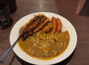 Foto de Katsu Curry Japonês com Salsichas