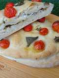 Foccacia calzone com alho, queijo de cabra e tomate aromatizada com alecrim e manjericão
