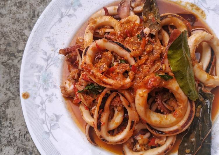 Bagaimana Menyiapkan Sambal sotong pedas yang Menggugah Selera