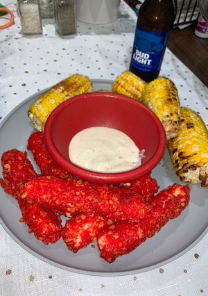Una foto de Deditos de queso con Cheetos flamin’ en freidora de aire
