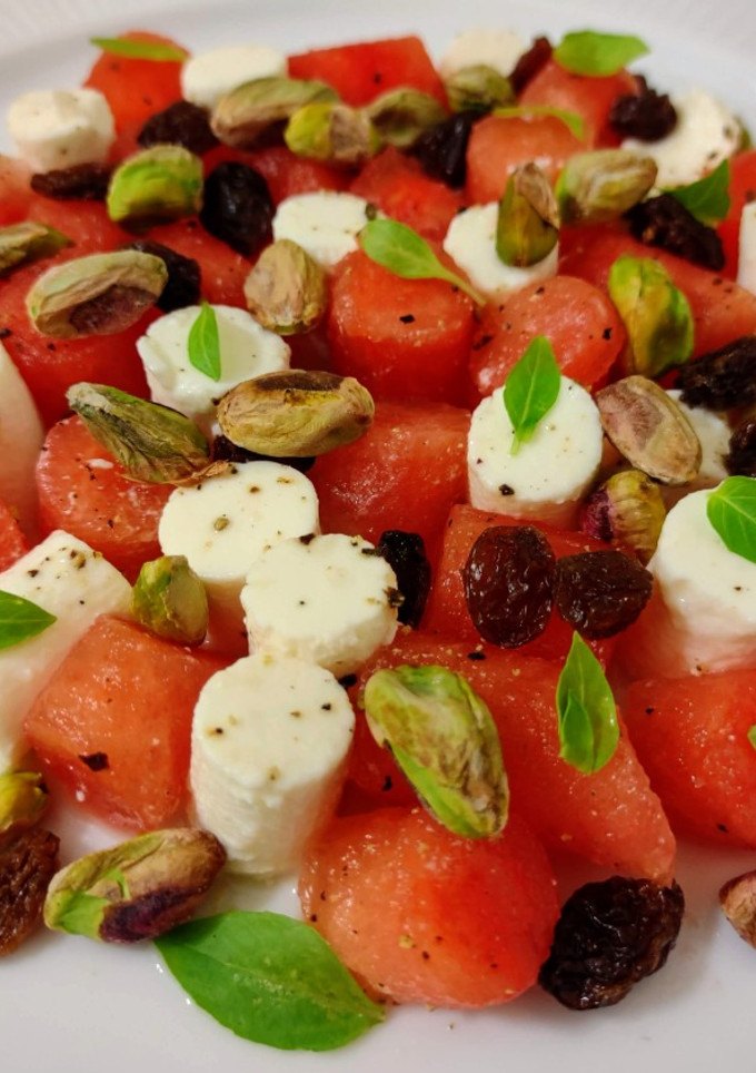 Una foto de Ensalada de sandía, feta, frutos secos y albahaca