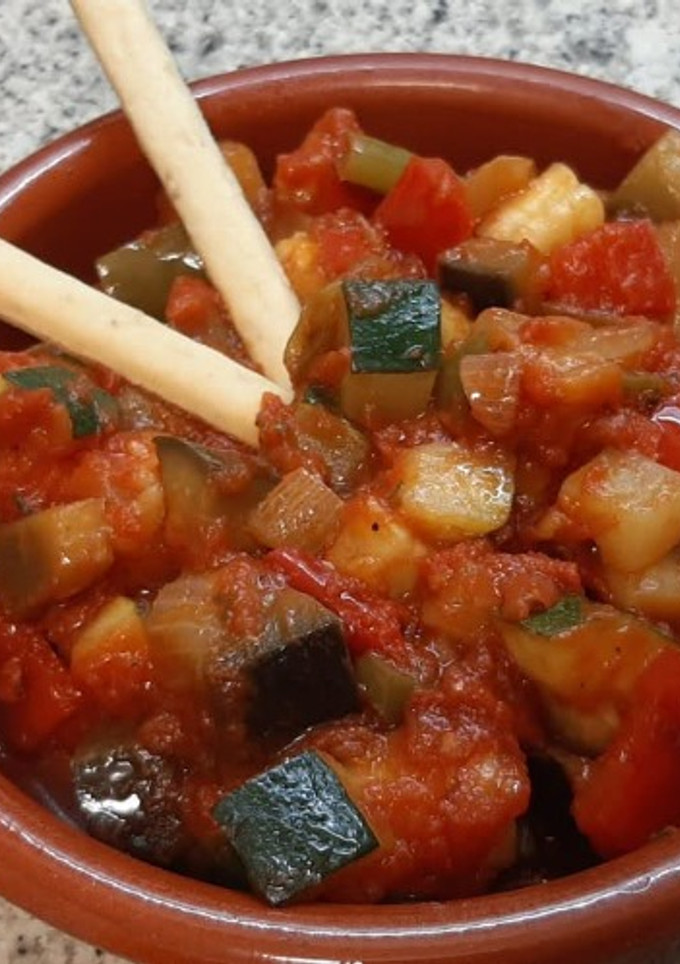 Una foto de Pisto con calabacín y berenjena