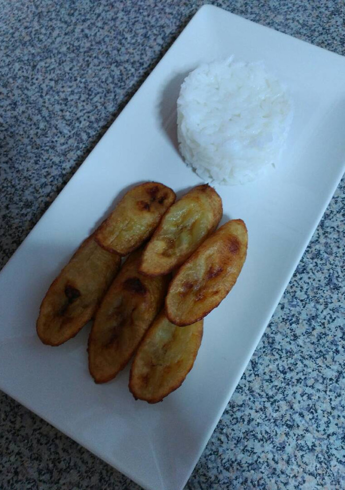Una foto de Plátano maduro frito con arroz Jazmín