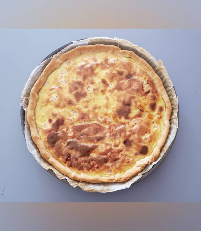 Une photo de Quiche aux dès de poulet et fromage ail/fines herbes