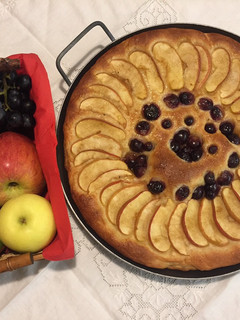 Foto di Focaccia con mele e uva