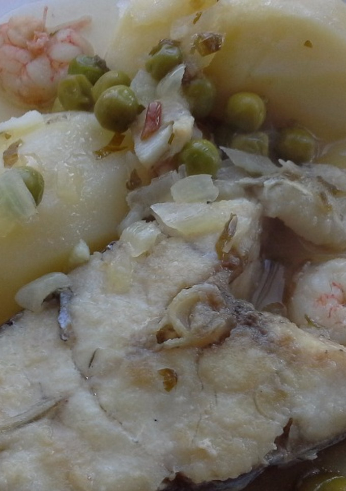 Una foto de Corvina con guisantes y gambas