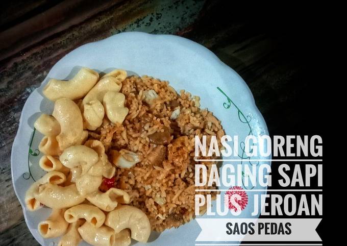 Nasi goreng daging sapi plus jeroan saos pedas