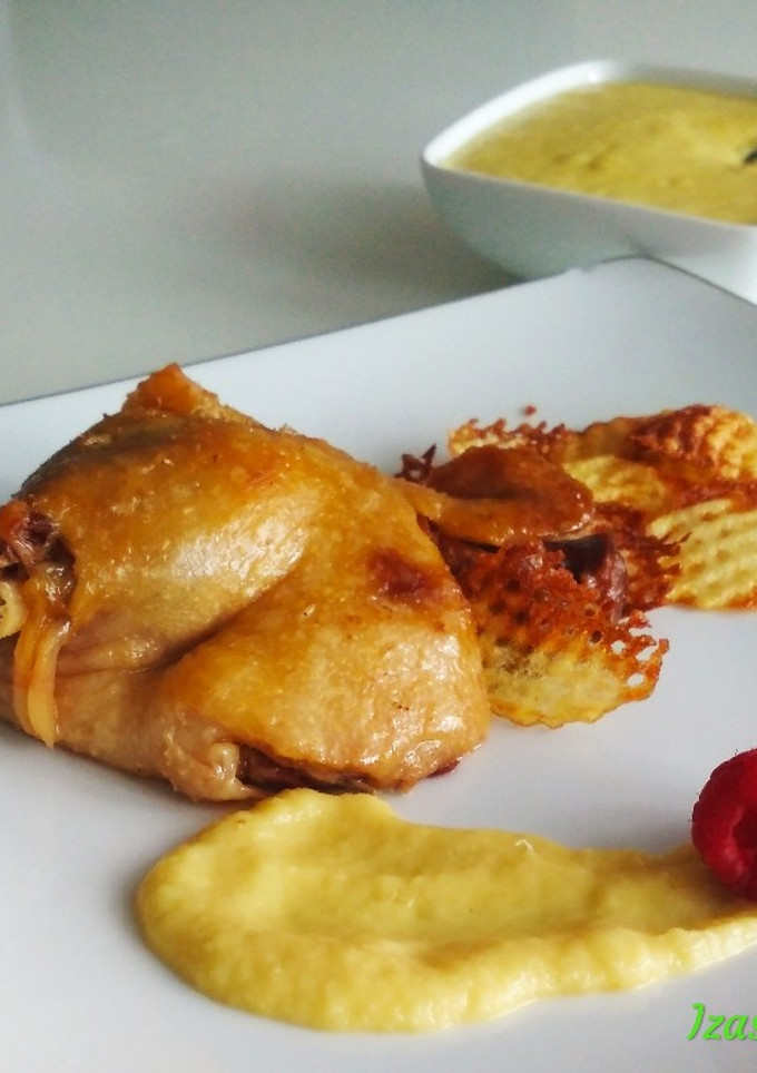 Una foto de Confit de pato con puré de piña