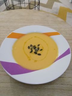Una foto de Crema de calabaza, pollo y queso crema