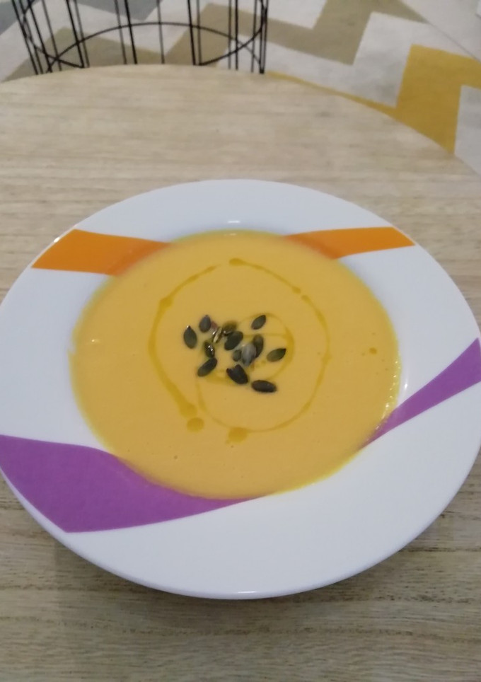 Una foto de Crema de calabaza, pollo y queso crema