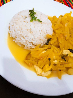 Una foto de Olluquito con queso acompañado con arroz blanco