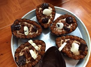 Una foto de Huevo relleno de chocotorta