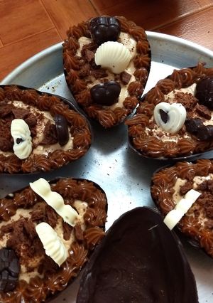 Una foto de Huevo relleno de chocotorta