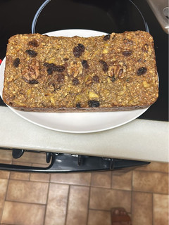 Una foto de Pastel de copos de avena integrales con frutos secos dátiles y pasa