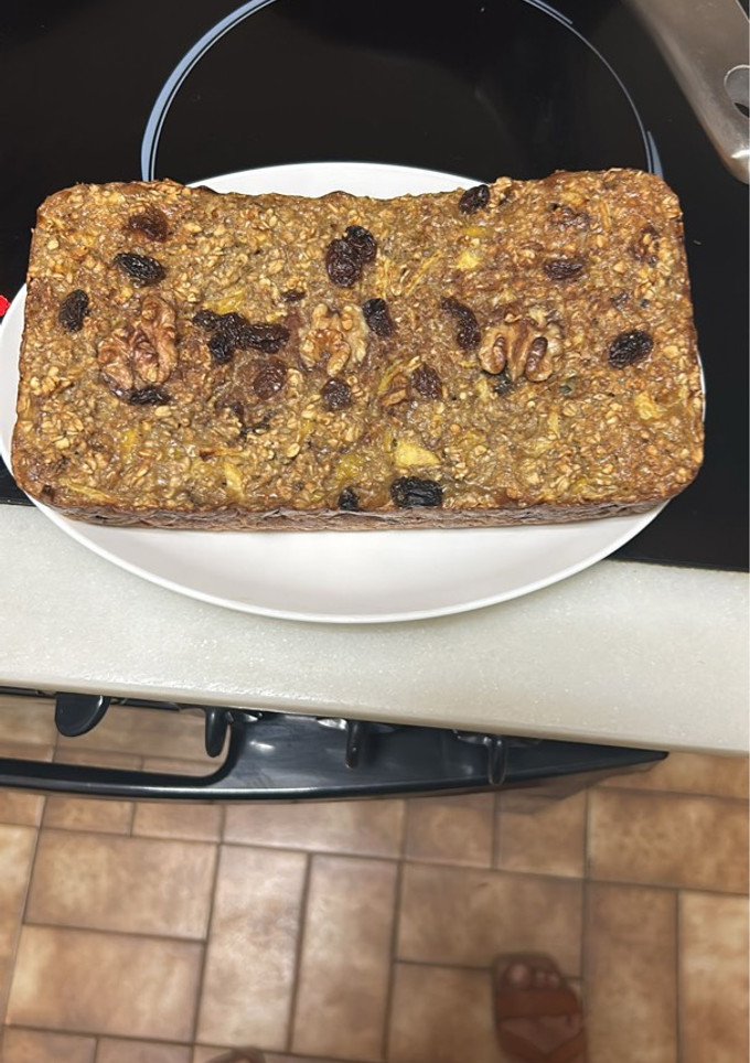 Una foto de Pastel de copos de avena integrales con frutos secos dátiles y pasa