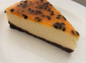 Una foto de Cheesecake de maracuyá
