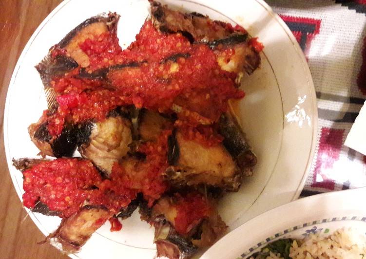 Cara mudah Membuat Ikan tongkol sisik  sambal lado yang Menggugah Selera