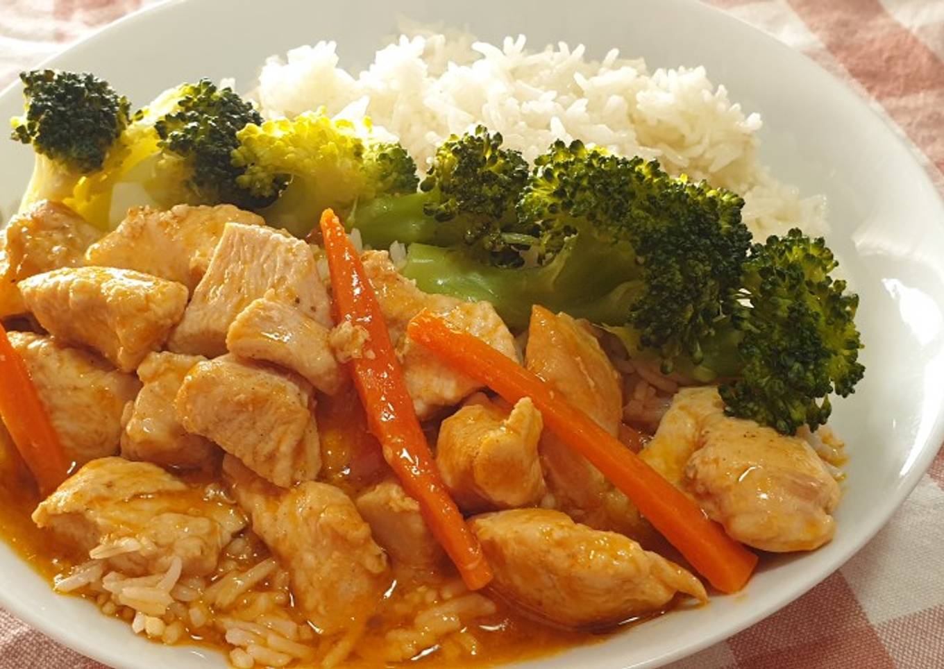 Pollo agridulce con brócoli y arroz aromático