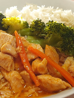 Una foto de Pollo agridulce con brócoli y arroz aromático