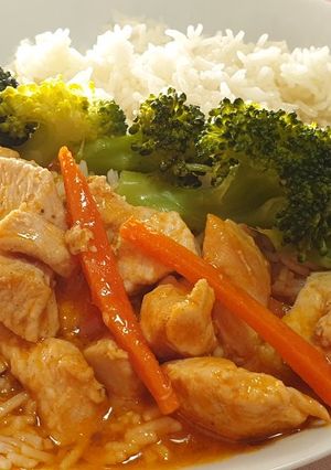 Foto principal de Pollo agridulce con brócoli y arroz aromático