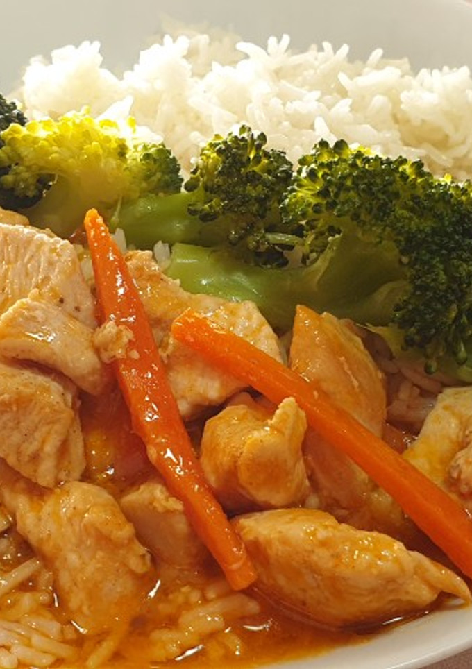Una foto de Pollo agridulce con brócoli y arroz aromático
