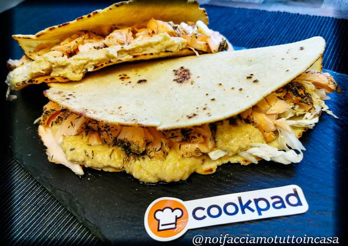 Piadina con Salmone e Crema di Ceci