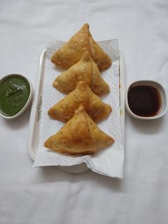 समोसा (samosa recipe in marathi) रेसिपी चे मुख्य फोटो