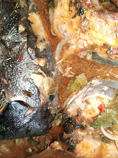 A picture of White rice and pepper soup.