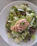 Ensalada verde con palta rellena de atún