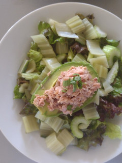 Una foto de Ensalada verde con palta rellena de atún