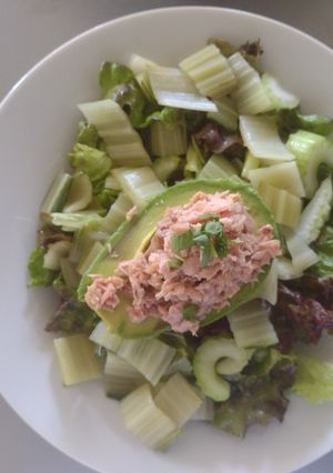 Una foto de Ensalada verde con palta rellena de atún