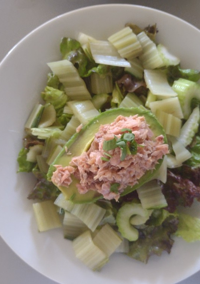 Una foto de Ensalada verde con palta rellena de atún