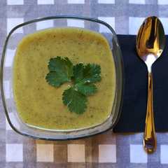 Una foto de Crema fría de calabacín y cilantro