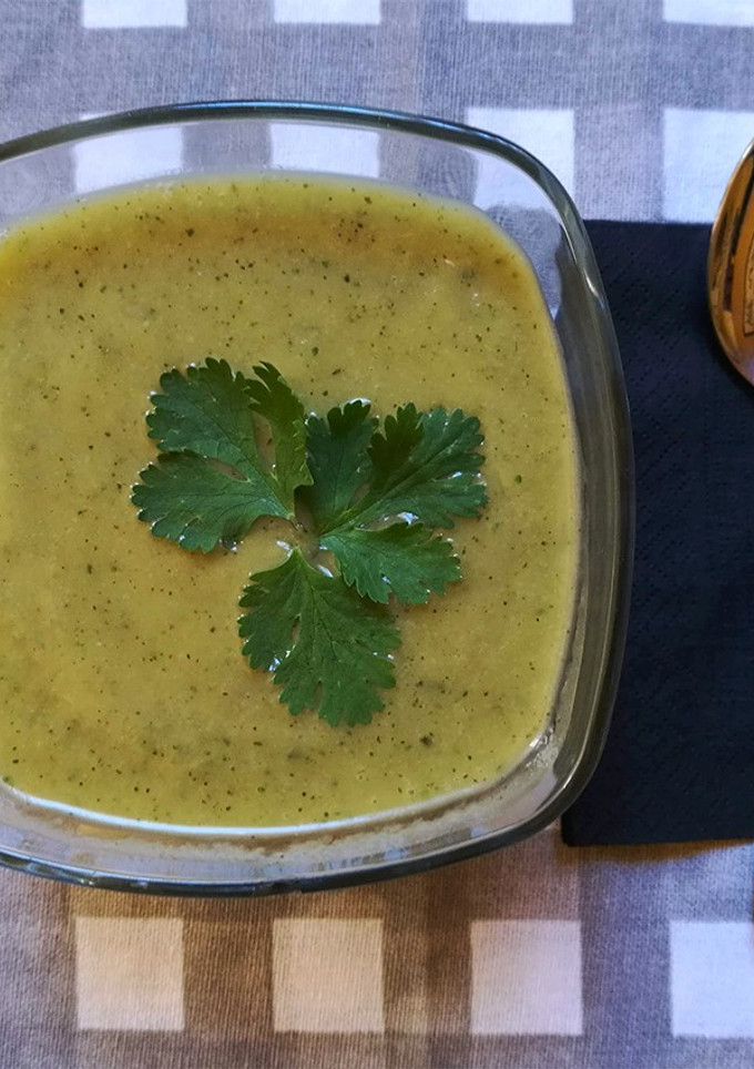 Una foto de Crema fría de calabacín y cilantro