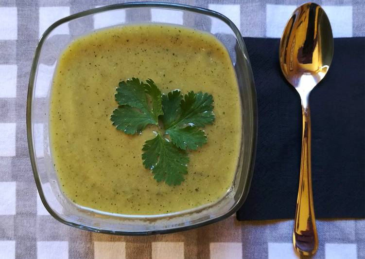 Crema fría de calabacín y cilantro
