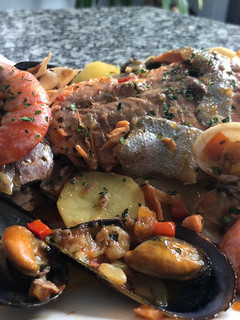 Una foto de Trucha salmonada con marisco