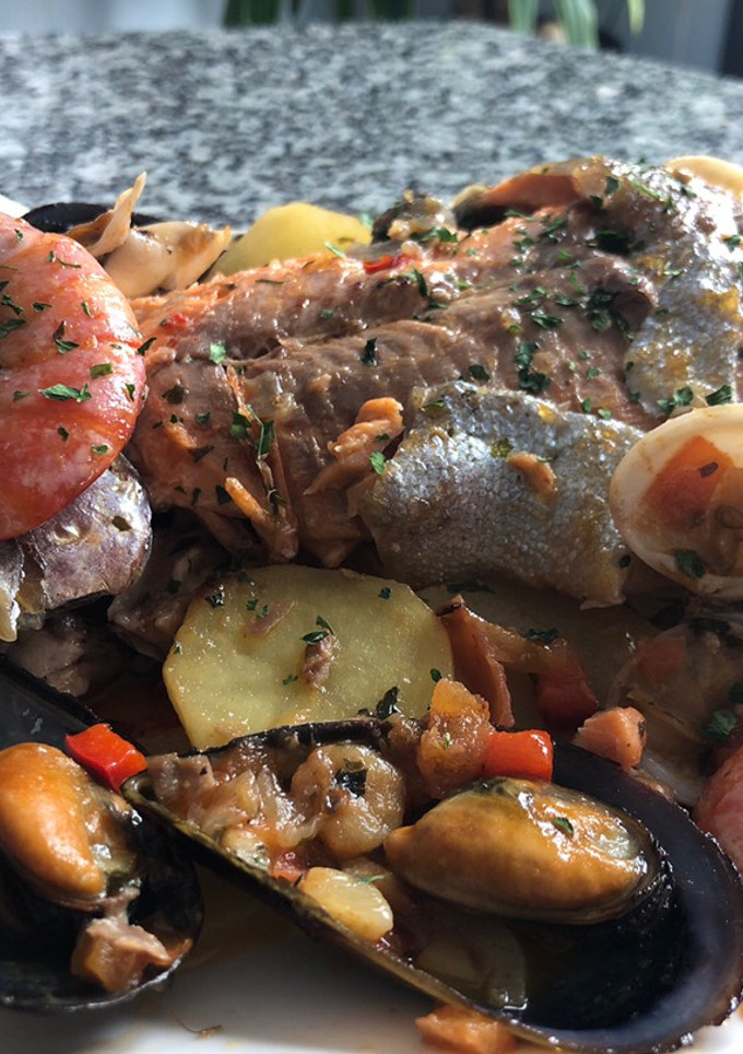 Una foto de Trucha salmonada con marisco