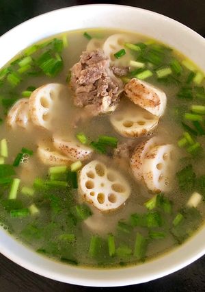 Hình của món Canh củ sen hầm xương.