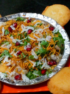इडली से बनी हुई चाट (Idli se bni hue Chaat recipe in Hindi) रेसिपी मुख्य फोटो