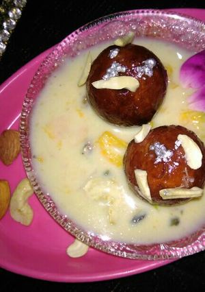 A picture of Mango gulabjamun in rabri.