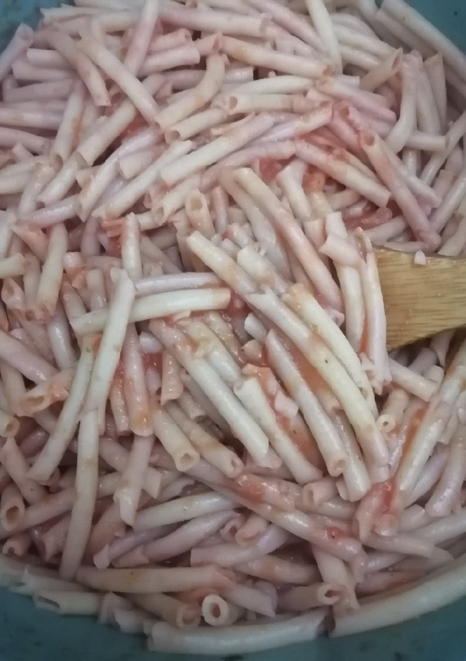 Una foto de Sopa de macarron y frijoles guisados con chile