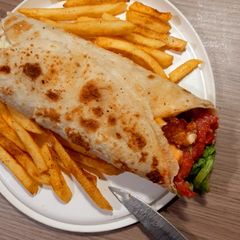 A picture of Wrap with fried chips.