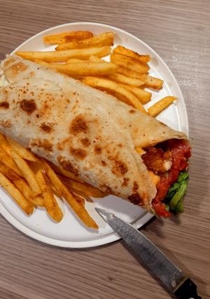 A picture of Wrap with fried chips.