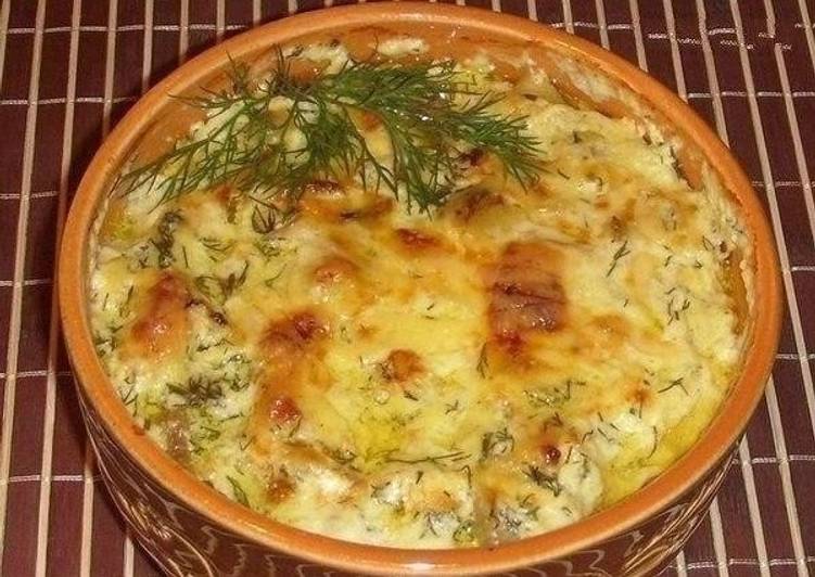 Картошка с курицей и грибами под соусом в глиняных