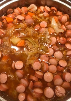 Kelkáposzta leves virslivel recept fotója