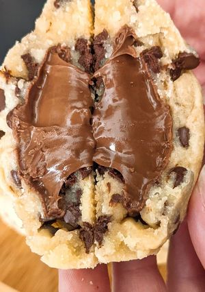 Une photo de Maxi cookies fourrés Nutella 🌰